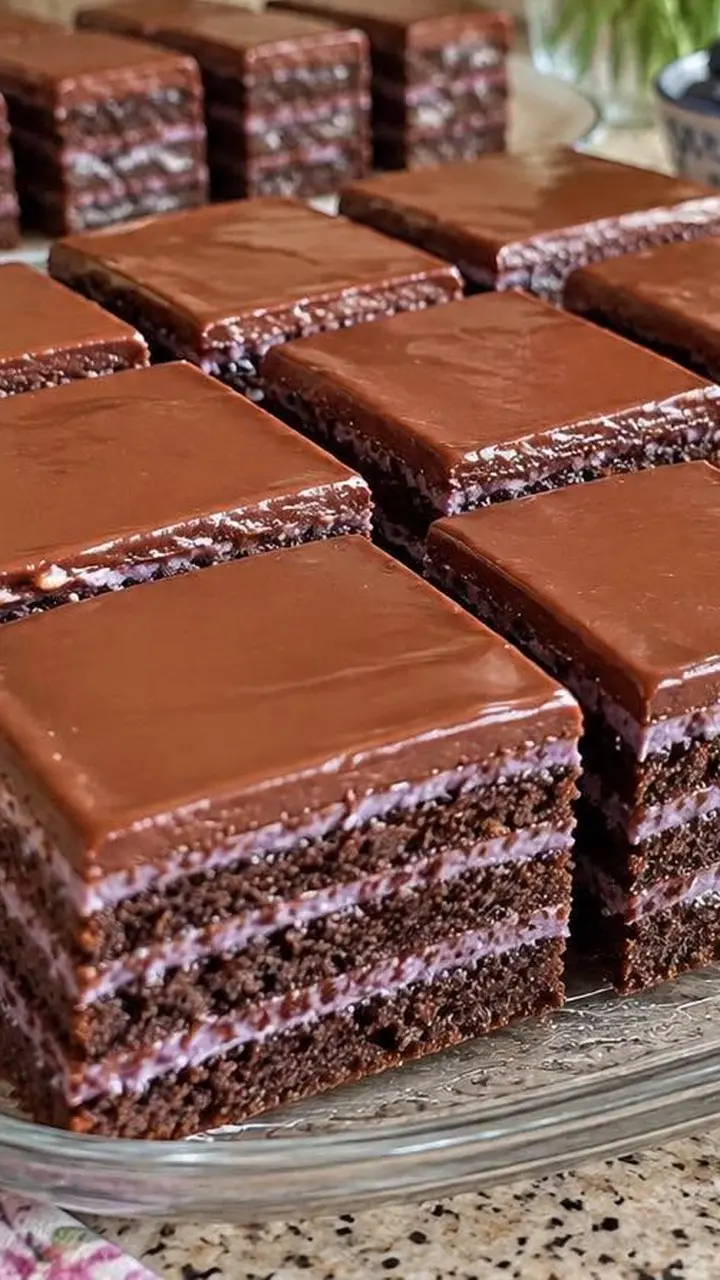 Foi cu cacao, cremă de afine și glazură de ciocolată